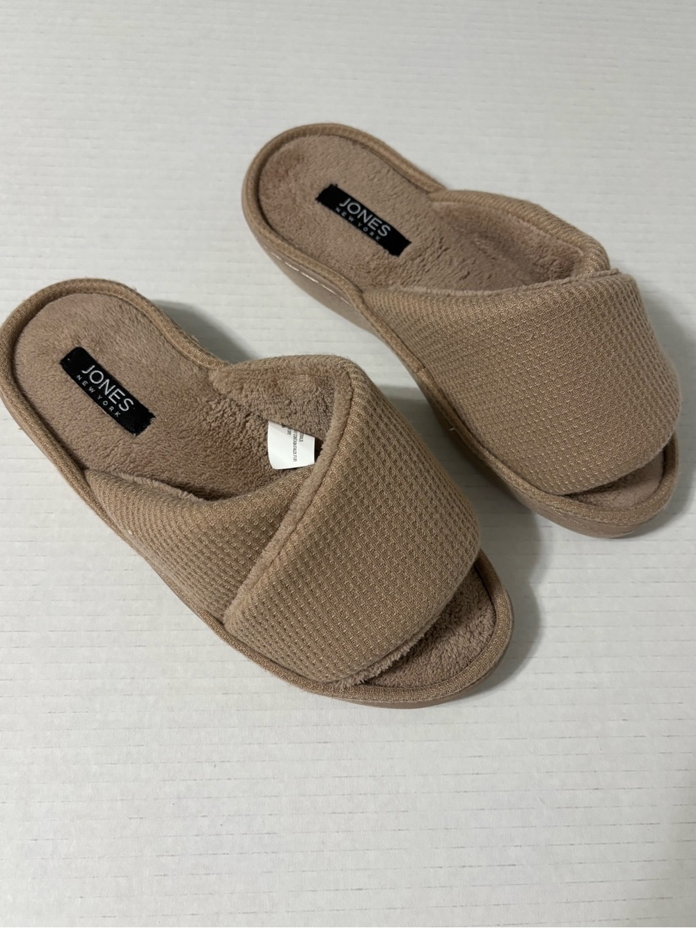 Jones New York Beige/Tan Cozy Slide Slippers Women Size M (6 1/2-7 1/2)
